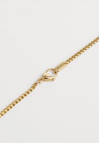 Χρυσή αλυσίδα κολιέ με κούμπωμα αστακού και ανάγλυφη ετικέτα "GUESS". Η αλυσίδα διαθέτει σπειρωτή σχεδίαση για επιπλέον οπτικό ενδιαφέρον.