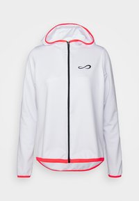 Vit huva jacka med texturerad tyg, svart dragkedja och rosa detaljer längs huvan och nederkanten. Har en liten svart logotyp på framsidan.