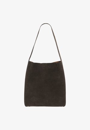 Bolso de ante marrón oscuro para llevar al hombro, con una sola correa larga y una forma sencilla y rectangular sobre un fondo blanco.