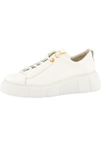 Białe skórzane sneakersy z grubą białą podeszwą, z szarymi akcentami i żółtymi oczkami. Gładka tekstura i zaokrąglony przód.