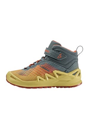 Hochformatige Multisport-Schuhe in Grau und Orange, mit einem Obermaterial aus Mesh, strukturiertem Muster, stützendem Riemen und robustem gelben Außensohle.