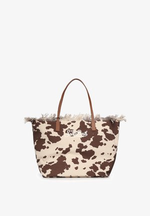 Borsa tote in tela con stampa mucca marrone e beige, bordo superiore sfrangiato, doppi manici in pelle marrone e logo bianco in corsivo "Saint Barth" centrato sul davanti.