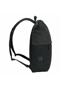 Mochila negra fabricada con material reciclado, con forma redondeada, bolsillo con cremallera, correas ajustables y un acabado texturizado.