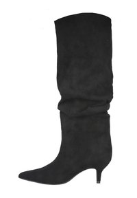 Bota alta hasta la rodilla de ante negro con un diseño holgado, punta afilada y un tacón bajo y ancho. Textura lisa sin herrajes visibles ni patrones.