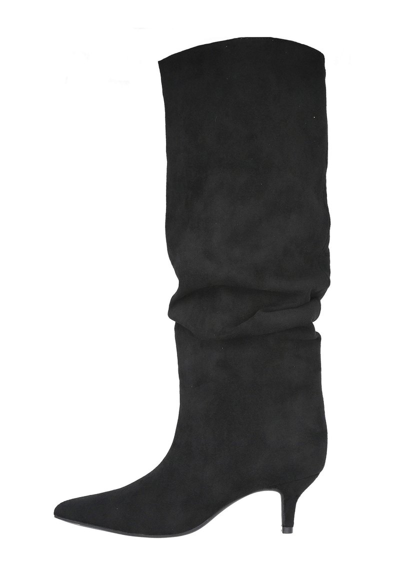 Bota alta hasta la rodilla de ante negro con un diseño holgado, punta afilada y un tacón bajo y ancho. Textura lisa sin herrajes visibles ni patrones.