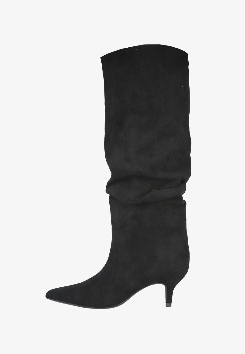 Bota alta hasta la rodilla de ante negro con un diseño holgado, punta afilada y un tacón bajo y ancho. Textura lisa sin herrajes visibles ni patrones.