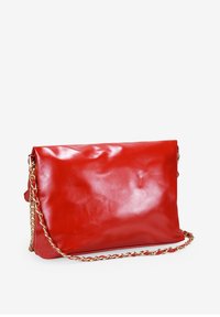 Bolso de mano de cuero rojo con un acabado brillante, que presenta una correa de cadena dorada y una forma rectangular, con una textura suave y sin patrones visibles.