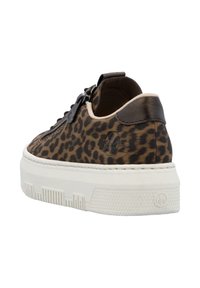 Baskets avec imprimé léopard, avec une tige en cuir texturé marron, des lacets noirs et une semelle blanche épaisse dotée d'une texture imprimée et d'un détail logo.
