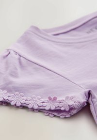 Next DAISY POCKET - Trükipildiga T-särk - lilac purple