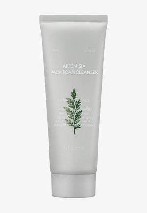Artemisia Pack Foam Cleanser -putki, 150 ml, jossa vihreä kasvi -kuvitus ja valkoinen teksti vaaleanharmaalla taustalla.