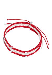 Röd och vit flätad armband med silverpärlor och justerbara knytstängningar. Har en texturerad yta och lagerdesign.
