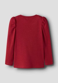 Camiseta roja de manga larga con textura acanalada, que presenta un detalle de hombros abullonados y un escote redondeado. La vista trasera muestra una tela sólida y suave.
