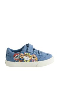Kék gyerek sneaker fehér talppal, melyen Paw Patrol karakterek találhatók, és tépőzárral rögzíthető.