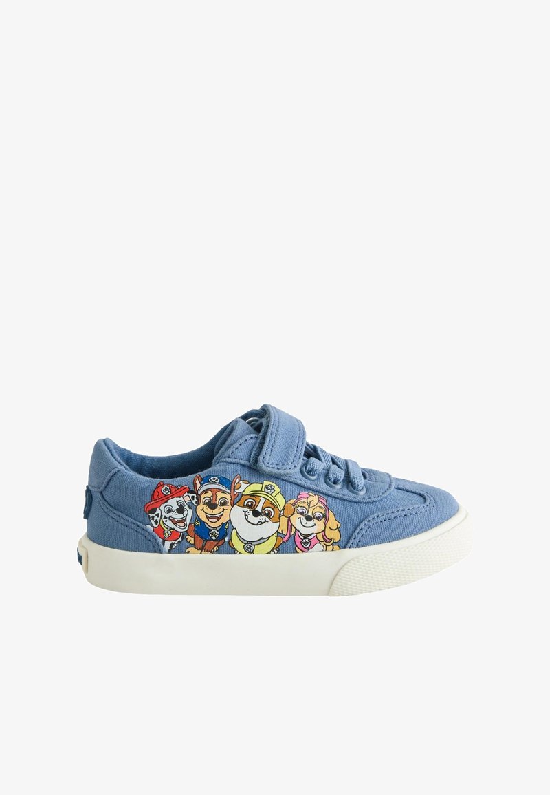 Sneaker blu per bambini con suola bianca, decorato con i personaggi di Paw Patrol e una fascetta in velcro per la chiusura.