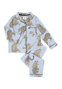 Conjunto de pijama de algodón con un patrón de rayas azul claro y ilustraciones de leopardos negros. Incluye una camisa abotonada y pantalones a juego.