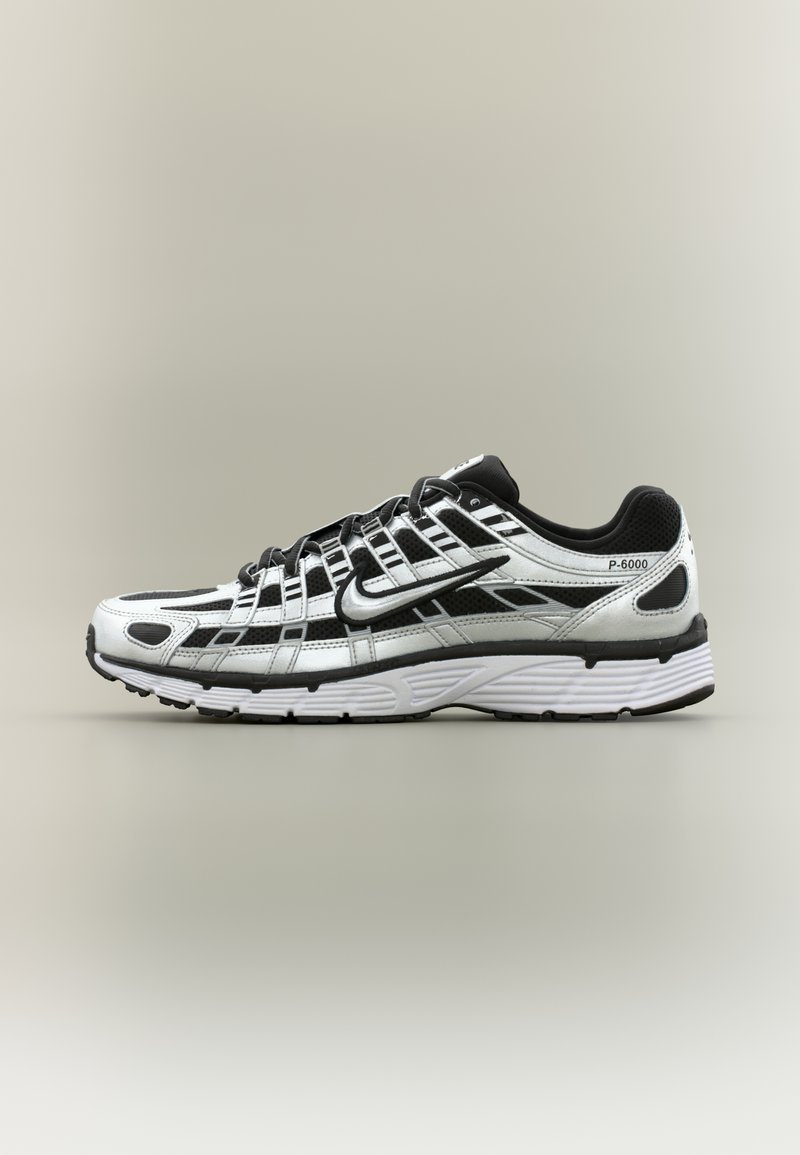 Λευκό και μαύρο παπούτσι για τρέξιμο Nike P-6000 με επενδύσεις από δίχτυ και συνθετικά υλικά, πλευρικό λογότυπο swoosh και παχύ μαξιλαρωμένο πέλμα, εμφανιζόμενο από την εσωτερική πλευρά.