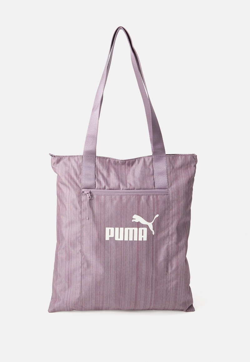 Violetti raidallinen kangaskassi, jossa on kaksi kangaskahvaa ja edessä vetoketjullinen tasku. Keskellä on valkoinen Puma-logo. Kevyt materiaali.
