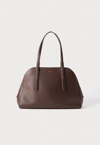 Bruine leren handtas met een gestructureerd ontwerp, twee stevige hengsels en accenten in goudkleurige hardware; textuurafwerking en ritssluiting.