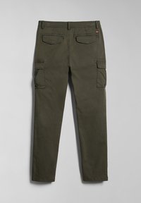 Olivově zelené cargo kalhoty vyrobené z odolné látky, které mají dvě boční cargo kapsy, dvě zadní kapsy a rovný střih nohavic.