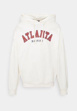 Witte hoodie met rode gebogen tekst "ATLANTA" en kleinere zwarte tekst eronder, voorzak in kangoeroestijl en capuchon met trekkoord.