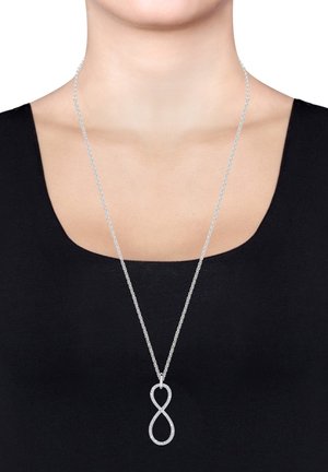 Silberne Halskette mit einem unendlichen Anhänger, der mit kleinen glitzernden Steinen verziert ist. Glatte Textur, minimalistisches Design.