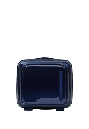 Maleta rígida de color azul marino con un acabado brillante, forma cuadrada y bordes redondeados. Cuenta con un zipper superior y una sutil marca en el lateral.