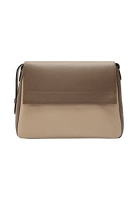 Brązowa skórzana torebka z klapą, z teksturowanym wykończeniem i gładką beżową podstawą. Prostokątny kształt z paskiem na ramię.