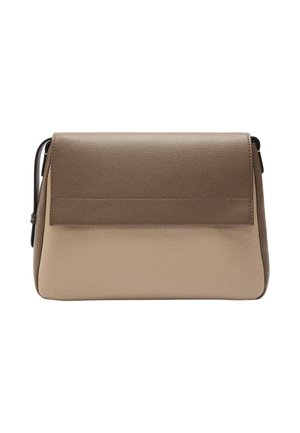 Brązowa skórzana torebka z klapą, z teksturowanym wykończeniem i gładką beżową podstawą. Prostokątny kształt z paskiem na ramię.