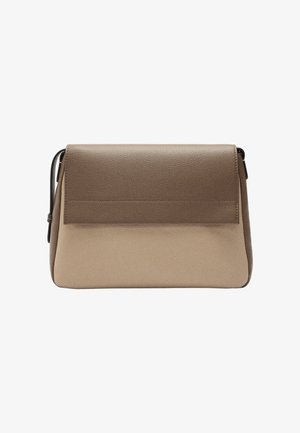 Brązowa skórzana torebka z klapą, z teksturowanym wykończeniem i gładką beżową podstawą. Prostokątny kształt z paskiem na ramię.