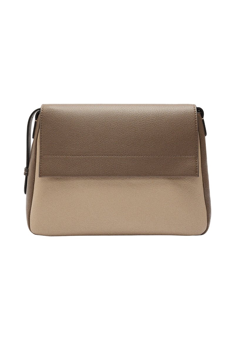 Brązowa skórzana torebka z klapą, z teksturowanym wykończeniem i gładką beżową podstawą. Prostokątny kształt z paskiem na ramię.