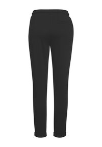 Zwarte tappered broek met een elastische tailleband, voorzien van een enkele achterzak en opgerolde manchetten aan de zoom. Soepele stofstructuur.