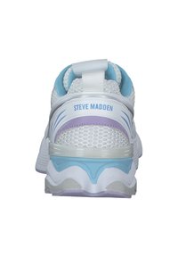 Zapatilla deportiva blanca con parte superior de malla, acentos en azul y lavanda, suela acolchada y marca en la pestaña del talón. La vista trasera muestra un diseño en capas.