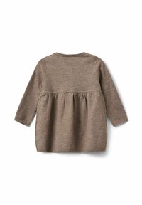 Smeđa pletena haljina s dugim rukavima, uskim tijelom i raširenim suknjom. Glatka tekstura s rebrastim izrezom i rubom.