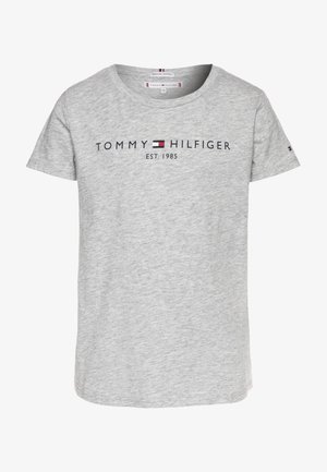 Grau organisches Baumwoll-T-Shirt mit kurzen Ärmeln, versehen mit dem Text "TOMMY HILFIGER EST. 1985" und einem kleinen Logo-Akzent am Ärmel.