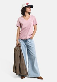 GANT SHIELD V-NECK  - T-shirts basic - dusty pink