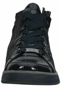 Baskets montantes en cuir verni noir avec un côté texturé, lacets navy, œillets en métal et fermeture éclair sur le côté extérieur. Semelle plate.