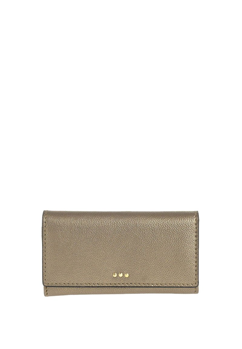 Portefeuille en cuir taupe rectangulaire avec un rabat et trois petites clous en métal doré au centre avant.