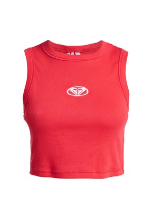 Top corto rojo hecho de tela acanalada, con escote redondo y un pequeño logo blanco en el pecho. Diseño sencillo, sin mangas.