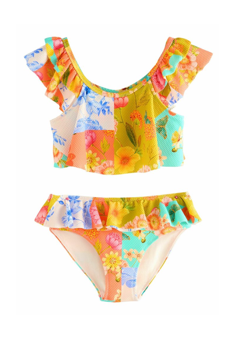 Ensemble de maillot de bain deux pièces avec un imprimé floral multicolore. Le haut a des manches à volants ; le bas a une taille à volants. Le matériau semble texturé.