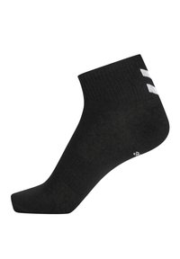 Svart ankelsocka med ribbat mönster och förstärkt häl. Har en vit logotyp på sidan och en slät tåseam för komfort.