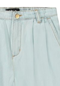 Lyseblå denimbukser med folder, med frontlomme og gull knappelukking, glatt tekstur og kontrasterende sømmer.
