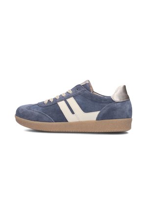 Navyblauwe suède sneakers met crèmekleurige accenten, voorzien van een ronde neus, platte veters en een gestructureerde gumrubberen zool. Zilveren details op de hiel.