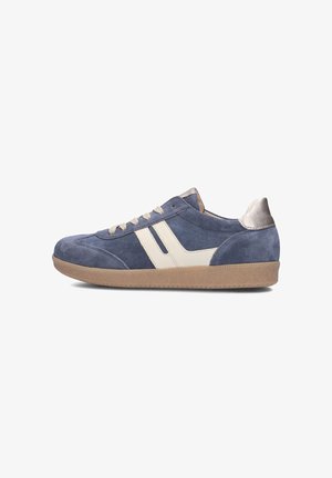 Navyblauwe suède sneakers met crèmekleurige accenten, voorzien van een ronde neus, platte veters en een gestructureerde gumrubberen zool. Zilveren details op de hiel.