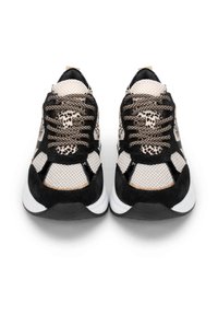 Baskets noir et blanc avec un tissu en mesh, des accents en imprimé léopard et des détails en daim. Conception à lacets avec une semelle en caoutchouc noir solide.