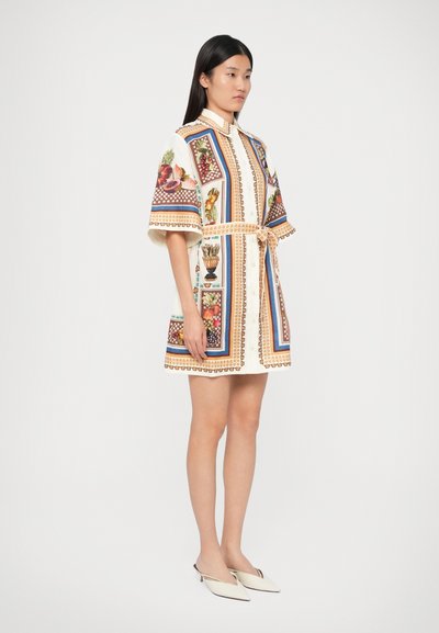 Vestito camicia a maniche corte in tessuto crema, con stampe colorate di frutta e fiori, fronte con bottoni e cintura in vita.