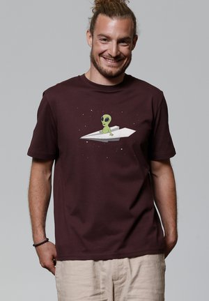 ALIEN ON A PAPER PLANE - T-Shirt print - red brown