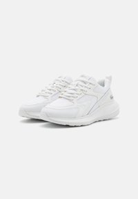Białe sportowe sneakersy z teksturowanymi panelami z siateczki, gładkimi syntetycznymi nakładkami, sznurówkami i wyściełaną podeszwą; posiadają subtelny detal z logo.