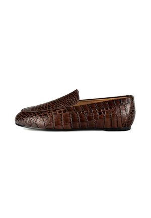 Mocassins en cuir marron avec un motif texturé en peau de crocodile, bout arrondi et semelle plate lisse, présentant un design à enfiler bas.