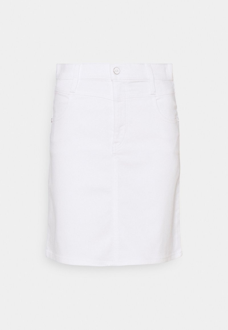 Jupe en denim blanche avec passants de ceinture, poches avant et fermeture par bouton de marque à la taille.