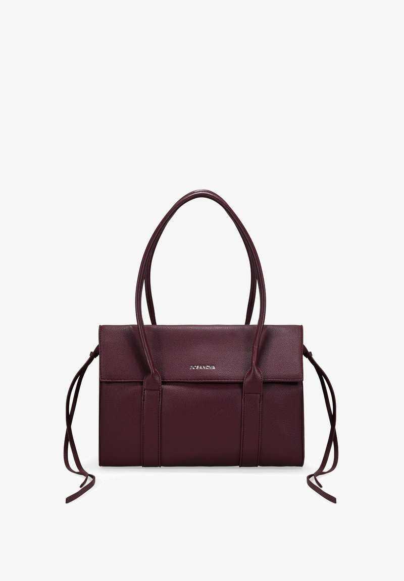 Bolso de mano de cuero burdeos con dos asas superiores, un diseño estructurado, panel frontal y lazos a cada lado; presenta un detalle de logo en plata.